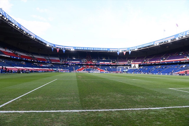 Supporters du PSG en tribune au Parc des Princes.