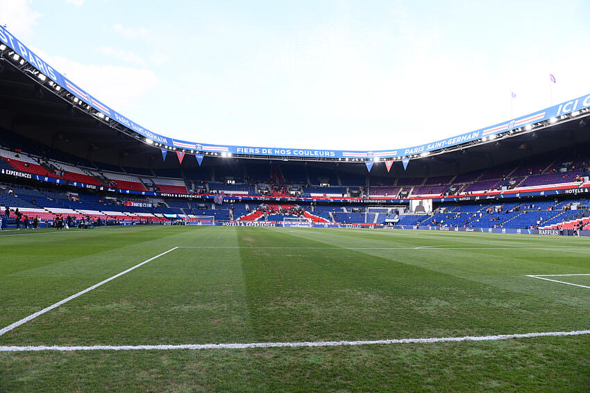 Supporters du PSG en tribune au Parc des Princes.
