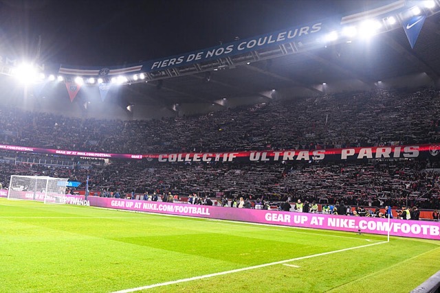 Supporters du Collectif Ultras Paris au Parc des Princes.