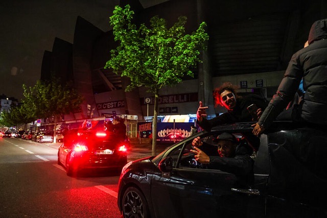 Supporters du Paris Saint-Germain aux abords du Parc des Princes après une demi-finale européenne.