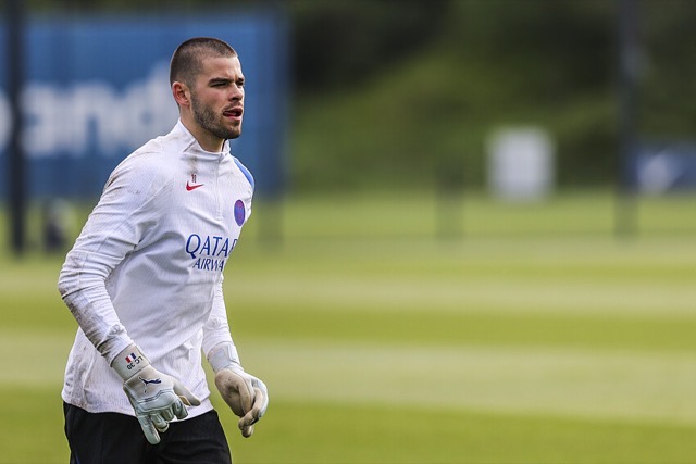 Lucas Chevalier avec le PSG lors d’une séance d’entraînement au Campus PSG.
