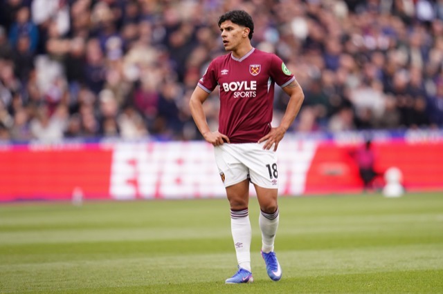 Mateus Fernandes avec West Ham lors d'un match de Premier League face à Arsenal.