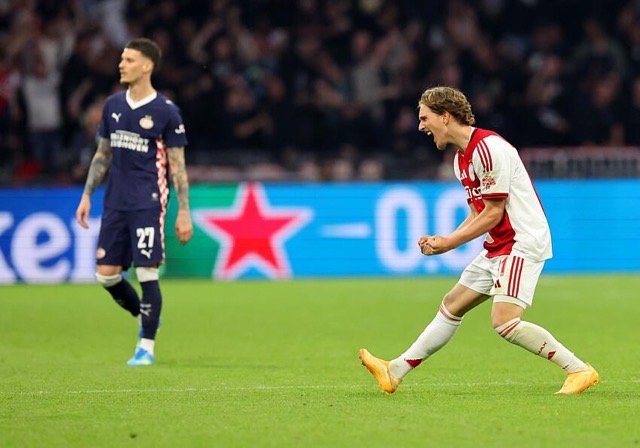 Mika Godts avec l’Ajax lors d’un match d’Eredivisie face au PSV.