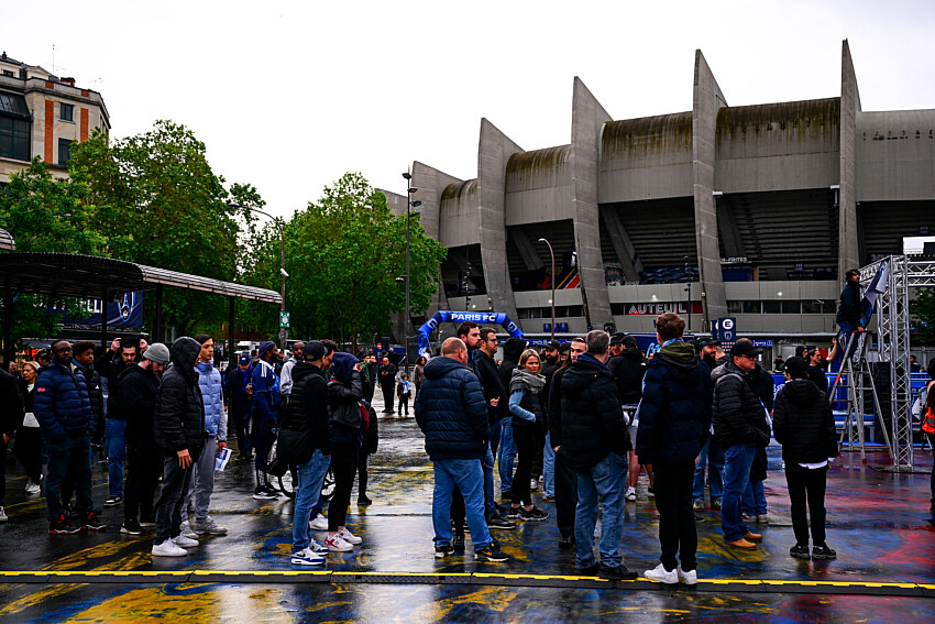 Ambiance de supporters du PSG au Parc des Princes.