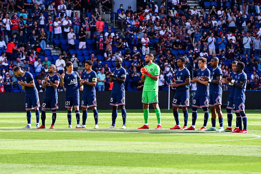 Hommage du PSG à Jean-Pierre Adams au Parc des Princes.