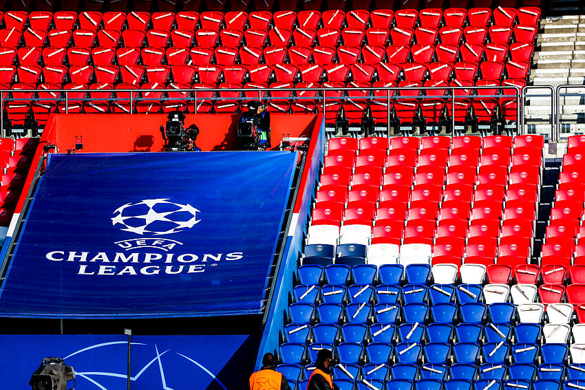 Logo du Paris Saint-Germain au Parc des Princes.
