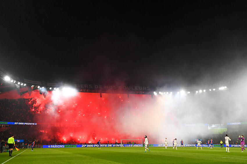 Tribune de supporters du PSG au Parc des Princes.