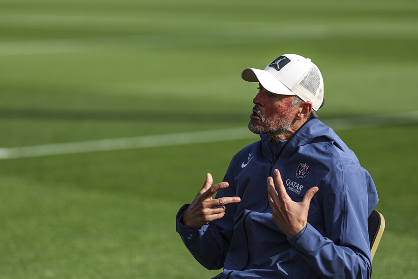Luis Enrique lors d’une séance d’entraînement du PSG au Campus PSG.