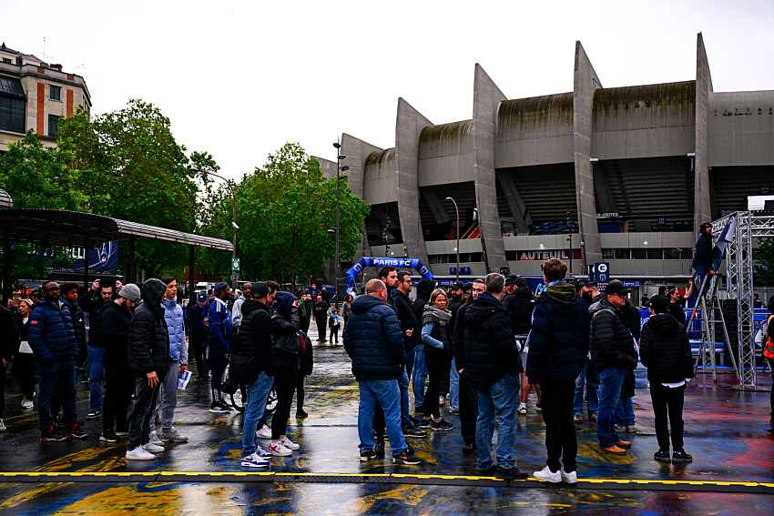 Ambiance de supporters du PSG au Parc des Princes.