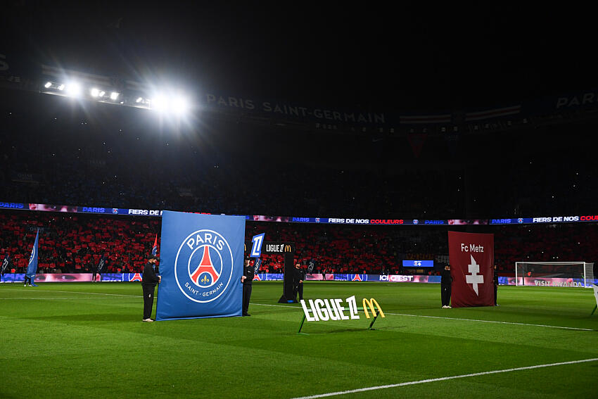 Logo du Paris Saint-Germain au Parc des Princes.
